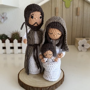 Pattern to crochet the (3) figures of the Holy Family of Nazareth (Pattern in Spanish)