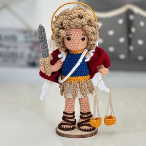 Muñeco hecho en ganchillo|San Miguel Arcángel en Crochet| Figura Amigurumi tejida