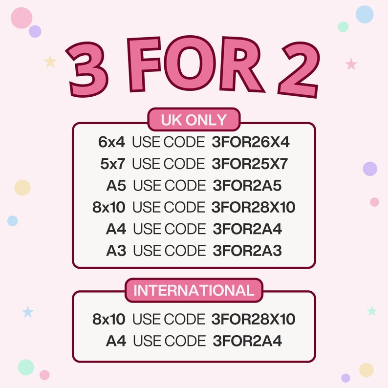 Puede incluir: Un gr&aacute;fico promocional con fondo rosa claro y puntos de confeti de colores. El texto dice 3 FOR 2, seguido de dos secciones enmarcadas etiquetadas como UK ONLY e INTERNATIONAL, que enumeran varios tama&ntilde;os de impresi&oacute;n y sus c&oacute;digos.