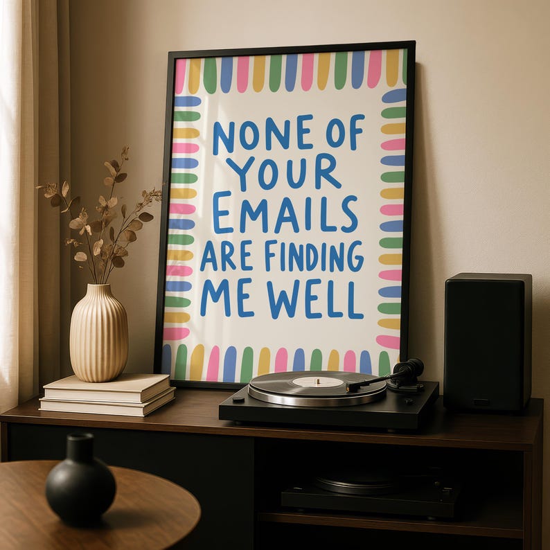 Pode incluir: Uma impress&atilde;o art&iacute;stica emoldurada com o texto azul NONE OF YOUR EMAILS ARE FINDING ME WELL num fundo creme. A impress&atilde;o &eacute; rodeada por uma borda colorida de tra&ccedil;os verticais em tons de rosa, amarelo, verde e azul.
