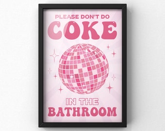 Könnte beinhalten: Ein gerahmter Kunstdruck mit einer rosa Discokugel, die auf einem hellrosa Hintergrund mit strahlenden Linien zentriert ist. Der Text lautet PLEASE DON'T DO COKE IN THE BATHROOM in fetter rosa Schrift, akzentuiert durch kleine weiße Sternsymbole.