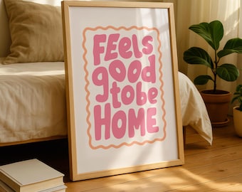 Fühlt sich gut an, zu Hause zu sein - Willkommen Zitate - Bunte Flur Willkommen Kunst - Rosa Wandkunst