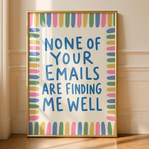 Op de afbeelding: Een rechthoekige wandprint in een gouden lijst met de blauwe tekst NONE OF YOUR EMAILS ARE FINDING ME WELL gecentreerd op een crèmekleurige achtergrond. De rand bestaat uit een herhalend patroon van verticale penseelstreken in roze, geel, groen en blauw.