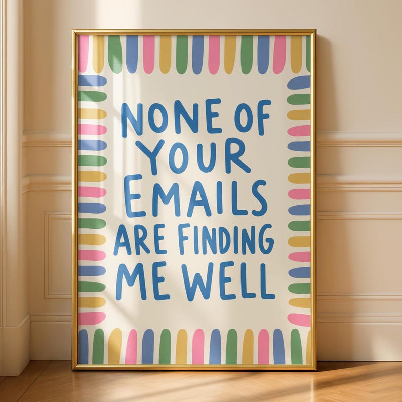 Pode incluir: Uma impress&atilde;o de parede retangular numa moldura dourada com o texto azul NONE OF YOUR EMAILS ARE FINDING ME WELL centrado num fundo creme. A borda consiste num padr&atilde;o repetitivo de pinceladas verticais em rosa, amarelo, verde e azul.