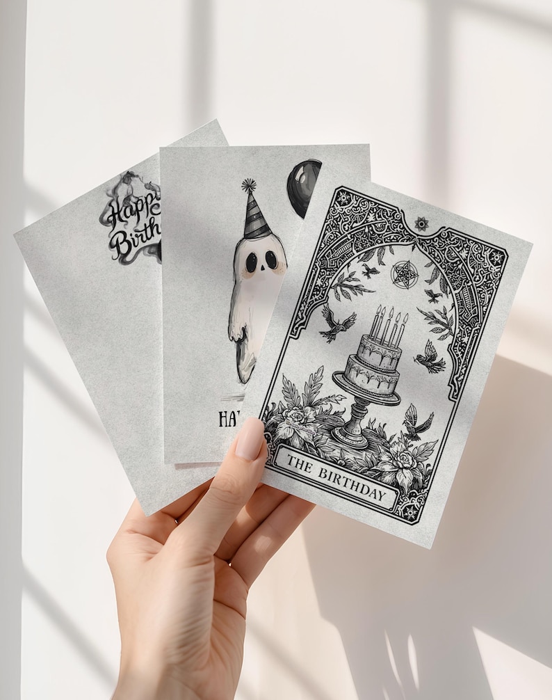Puede incluir: Tres tarjetas de cumplea&ntilde;os con ilustraciones en blanco y negro. Una tarjeta dice "Happy Birth" con una fuente decorativa. Otra tarjeta presenta un fantasma con un gorro de fiesta. La tercera tarjeta dice "The Birthday" con una ilustraci&oacute;n de pastel.
