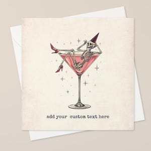 Puede incluir: Tarjeta de felicitación con una ilustración vintage de un esqueleto relajándose en una copa de martini rosa. El esqueleto lleva un gorro de fiesta y tacones rojos. La tarjeta tiene el texto "add your custom text here".