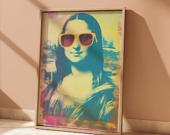 Puede incluir: Una impresión enmarcada de la Mona Lisa con gafas de sol amarillas con lentes rosas. El fondo es un diseño abstracto colorido.