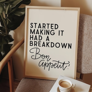 Könnte beinhalten: Ein gerahmter Druck mit dem Text "Started making it had a breakdown Bon Appetit!" in schwarzer Schrift auf cremefarbenem Hintergrund.