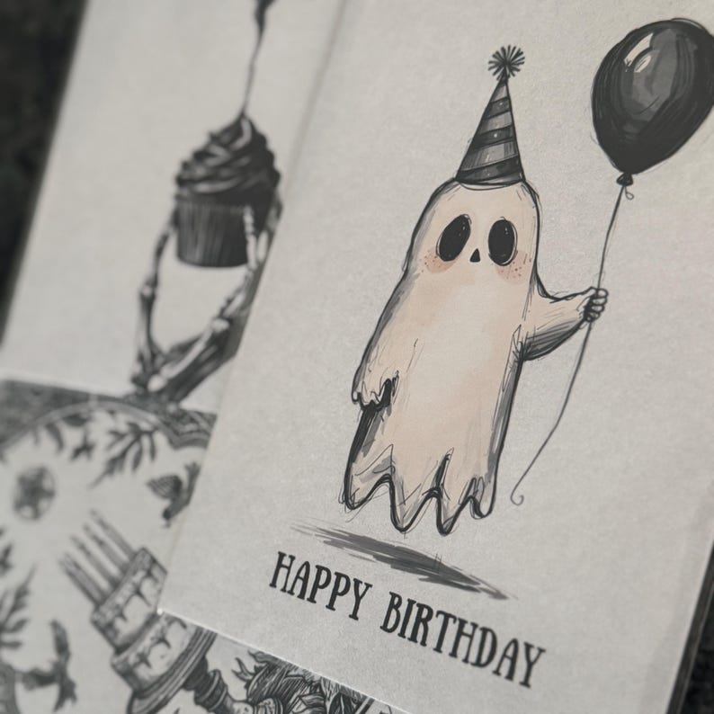 Puede incluir: Una tarjeta de cumplea&ntilde;os caprichosa con una ilustraci&oacute;n de fantasma. El fantasma, con un gorro de fiesta, sostiene un globo y tiene mejillas rosadas. Las palabras "HAPPY BIRTHDAY" est&aacute;n impresas debajo. La tarjeta es parte de un conjunto con otras ilustraciones.