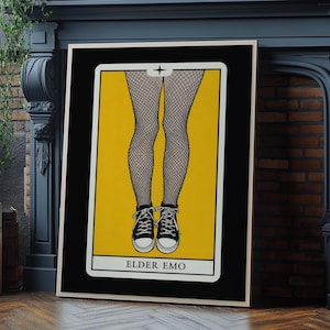 Può includere: Stampa artistica incorniciata con un design di carta dei tarocchi su sfondo giallo. La carta raffigura gambe con calze a rete e scarpe da ginnastica nere. Il testo "ELDER EMO" è in basso sulla carta.