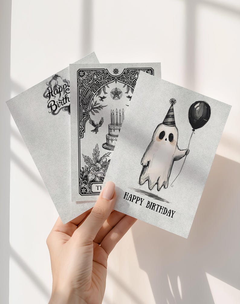 Puede incluir: Tres tarjetas de cumplea&ntilde;os con ilustraciones. Una tarjeta presenta un fantasma con un globo y un gorro de fiesta, con el texto "HAPPY BIRTHDAY". Otra tarjeta tiene un dise&ntilde;o detallado en blanco y negro con un pastel y p&aacute;jaros. La tercera tarjeta dice "Happy Birth".