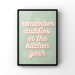 Może przedstawiać: Jasnozielony plakat z białymi kropkami i tekstem "remember cuddles in the kitchen yeah" w retro czcionce z brzoskwiniowo-różowym obramowaniem.