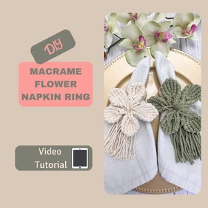 以下が含まれることがあります： マクラメの花のナプキンリングの作り方のチュートリアル。 ベージュとグリーンの2つのマクラメの花のナプキンリングが白いナプキンの上に置かれています。 ナプキンはゴールドのチャージャープレートの上に置かれています。 画像には、ビデオチュートリアル付きの携帯電話も含まれています。