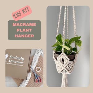 Puede incluir: Kit de macramé para colgar plantas de bricolaje con cordón de algodón blanco, anillo de madera y tijeras. El kit incluye instrucciones y una caja marrón con el texto "Lovingly Macrame" y "Knit & Love Through The Hands".