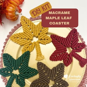 Può includere: Quattro sottobicchieri in macramè a forma di foglia d'acero in diversi colori: giallo senape, rosso bordeaux, verde bosco e marrone. I sottobicchieri sono esposti su un piatto dorato con un bordo in pizzo. Il testo "DIY KIT" è su un'etichetta gialla e il testo "MACRAME MAPLE LEAF COASTER" è su un'etichetta bordeaux.
