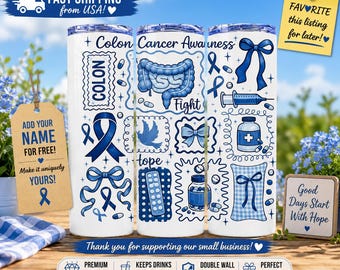 Puede incluir: Un vaso cilíndrico blanco con un diseño azul de concienciación sobre el cáncer de colon. El motivo incluye ilustraciones de un colon, cintas azules, una jeringuilla, frascos de pastillas, un blíster, una paloma y lazos decorativos.