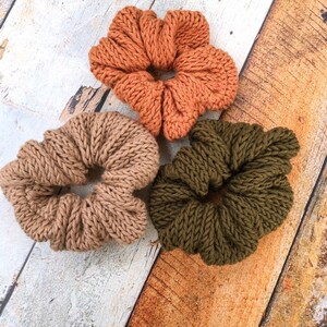 scrunchy pima cotton hair tie. cotton scrunchie bracelet. hair tie knit scrunchy. ethical hair accessories sustainable. cotton hair elastic. image 6