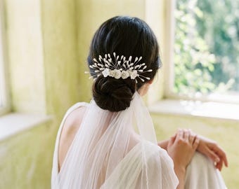 Grzebień do włosów ślubnych z ręcznie robionymi porcelanowymi łezkami i kwiatami oraz naturalnymi perłami
