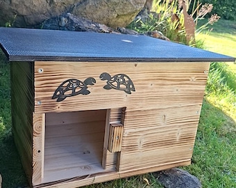 Casita para tortugas con entrada con cerradura, base y techo desmontable de madera maciza de abeto flameado de 18 mm de espesor (SK01G)