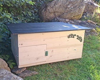 Caseta para tortugas con entrada con cerradura, base y techo desmontable, fabricada en madera maciza de abeto de 18 mm de espesor, doblemente impregnada para resistir la intemperie (SK12N).