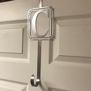 Metall Monogramm Kranzhalter, Vine Schrift Monogramm Kranz Haken, Tür Aufhänger, kundenspezifischer Kranz Aufhänger, Tür Aufhänger