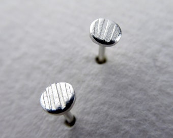 Borchie in argento ondulato estremamente piccole, piccole borchie testurizzate per tutti i giorni, orecchini a bottone rotondi con secondo foro da 3 mm