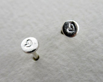 Très petits clous d'oreilles en argent coeur, clous ronds faits main de 3 mm, clous cadeau meilleur ami