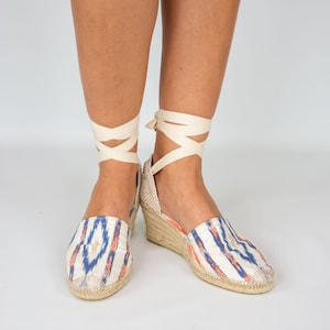 Women&#39;s handmade high-wedge espadrilles with a typical Mallorcan print and ivory white ribbons.