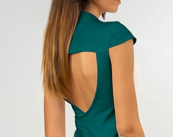Fitted emerald green dress with open back and V-neckline. Cap-sleeves stretch dress.