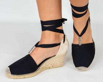 Traditional high-wedge espadrilles handmade with black cotton fabric and black ribbons.