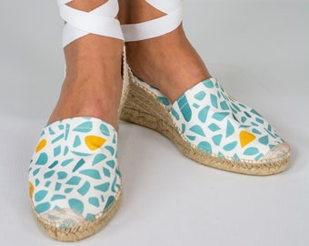 High-wedge espadrilles in cotton fabric with white ties. Closed toe espadrilles handmade in Spain.