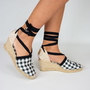 Handmade espadrilles in Spain. Women&#39;s high-wedge espadrilles in organic cotton with black and white squares