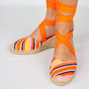 Women&#39;s high-wedge cotton espadrilles with orange stripes and ribbons. Espadrilles handmade in Spain