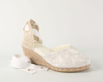 Espadrillas in raso per spose, espadrillas bianche con morbido pizzo floreale argentato, sandali da sposa comodi, sandali con zeppa