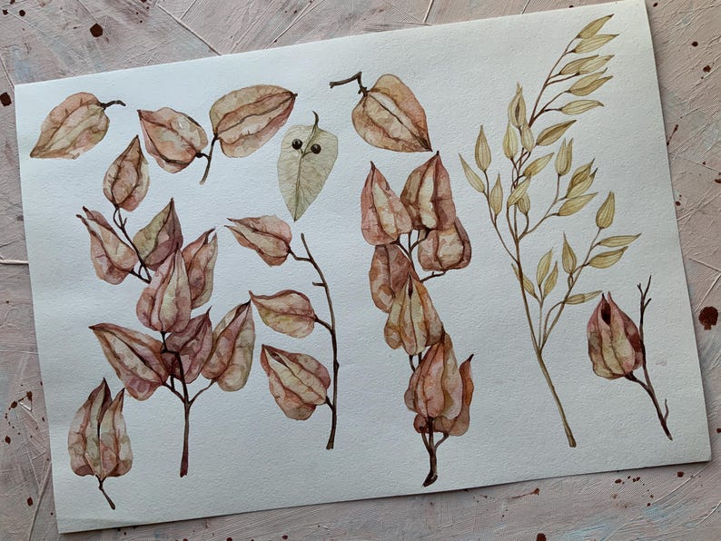 Op de afbeelding: Waterverf schilderij van delicate bruine en beige bloemen en bladeren. De bloemen hebben een papieren textuur en zijn in een los, organisch patroon gerangschikt. De bladeren zijn lang en slank, met een subtiele groene tint.