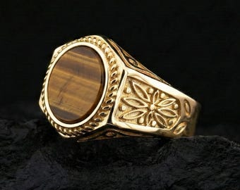 Anillo de sello de oro de 14k con ojo de tigre y detalles florales grabados.