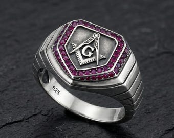 Anillo masónico de plata de ley para hombre con banda decorativa de circonita cúbica roja.