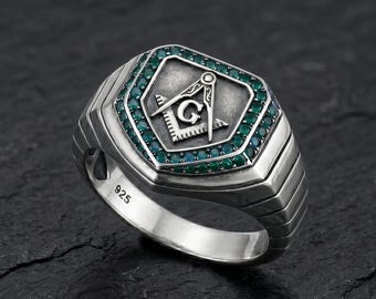Anillo masónico de plata de ley para hombre con circonita cúbica verde.