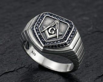 Anillo masónico de plata esterlina para hombre con circonitas cúbicas negras.