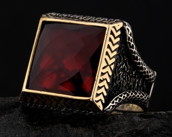 Anillo de plata para hombre, cuadrado, con piedra roja grabada.