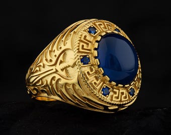 Anillo de sello de oro con piedra azul y banda grabada ornamentada