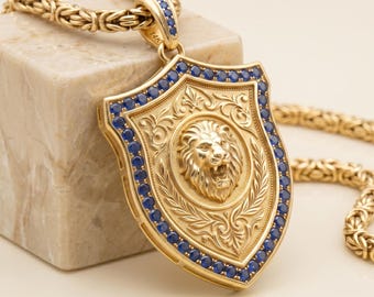 Collar con colgante de escudo de león de oro macizo con zafiros azules