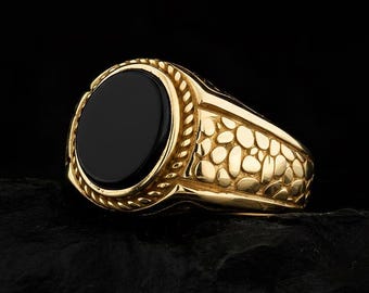 Anillo de ónix negro en oro de 14 k: banda ovalada grabada