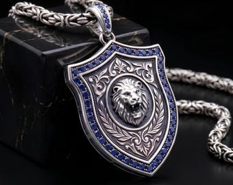 Collar con colgante de escudo de león de zafiro en plata de ley 925K para hombre.