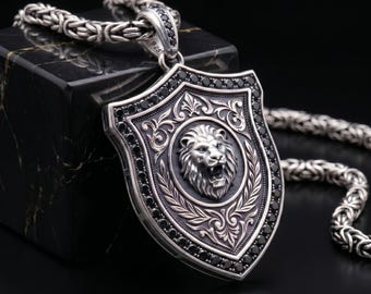Colgante de plata de ley para hombre con escudo de león ornamentado, joyería artesanal de filigrana.
