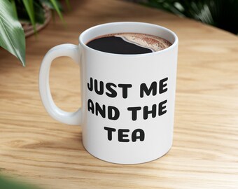 Juste moi et la tasse en céramique de thé