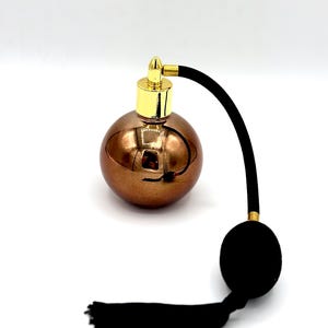 Puede incluir: Una taza de cerámica blanca con un asa negra y el texto "But First, Coffee" en negro y negrita. La taza está sobre una superficie blanca. La taza mide aproximadamente 10 cm de alto.