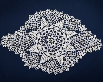 White owal crochet doily / Crochet doily gift / Vintage decor / Christmas crochet doily