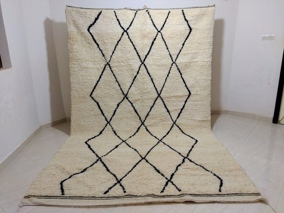 Traditional Moroccan handmade carpet model beni ouiran, azilal carpet handmad