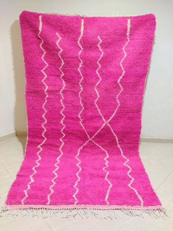 Authentic Moroccan rug, beautiful and attractive for lovers of the color Alodri, pink rug. Dimensions 253*153